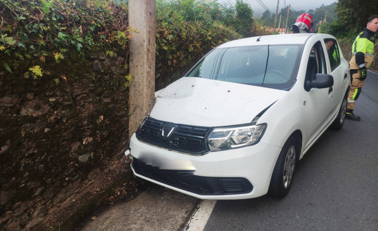 Herido un joven conductor en un accidente de tráfico ocurrido de madrugada en el Camiño Ancho, en A Pobra