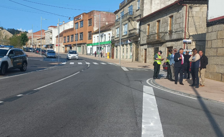 Investigan a los autores de convertir en discontinua la linea en tres cruces de la carretera de Vilalonga