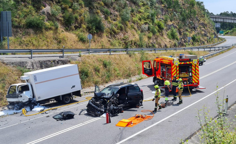 Excarcelan a una conductora tras chocar contra un camión en Vilagarcía