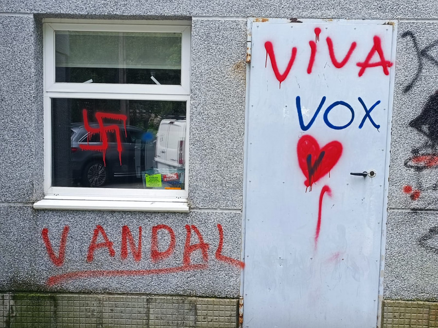 Pintadas con esvásticas nazis y vivas a Vox en un parque infantil y el centro de salud de Cuntis