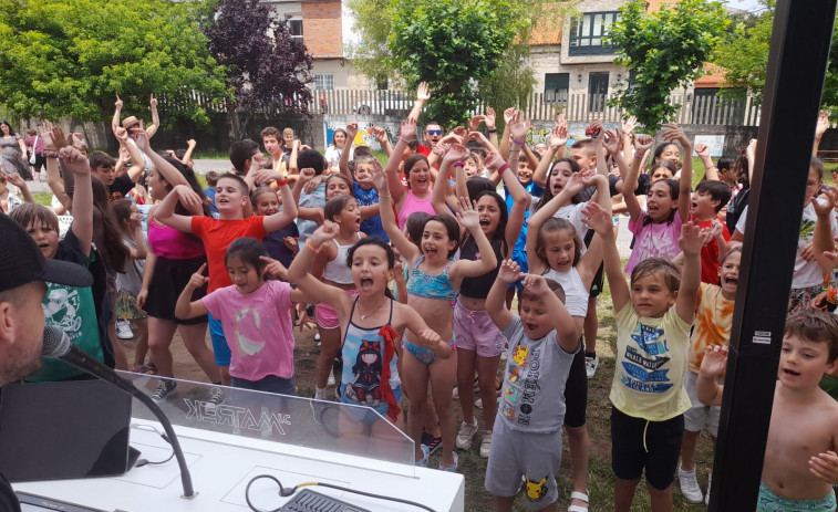 El colegio de Frións, en Ribeira, despide el curso con una celebración con hinchables, fiesta de la espuma y sesión DJ