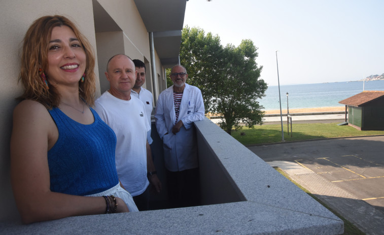 Usuarios  de la UAD de Ribeira restaurarán un paso de madera y recogerán residuos de playas en Sálvora