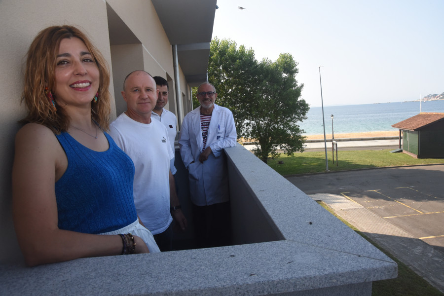 Usuarios  de la UAD de Ribeira restaurarán un paso de madera y recogerán residuos de playas en Sálvora