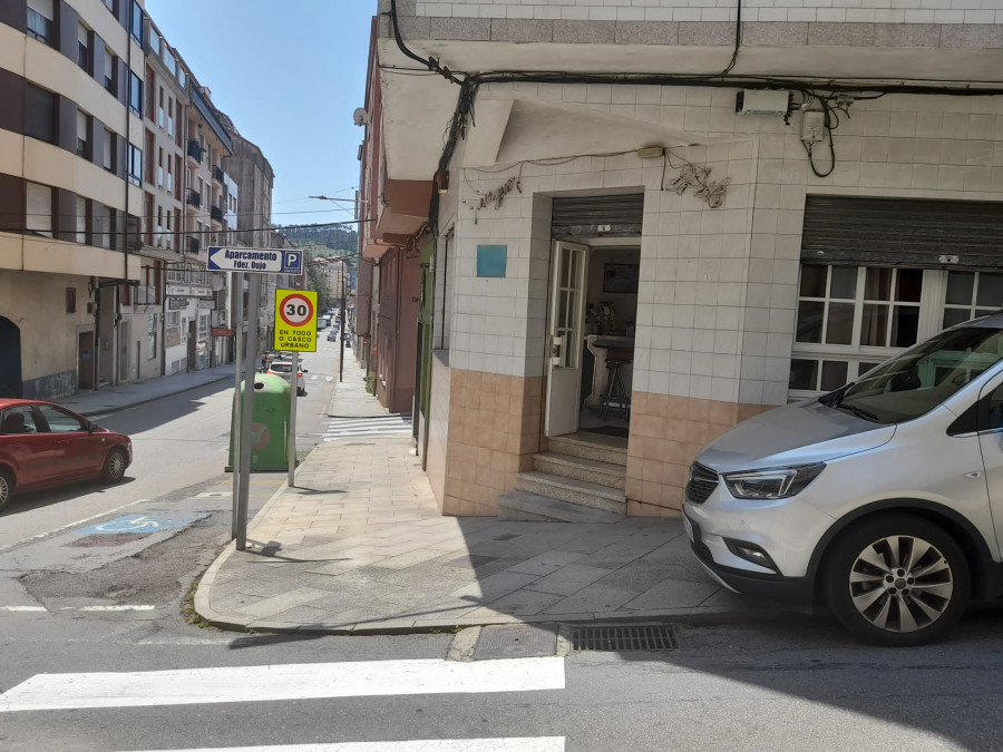 Atracan un bar de Ribeira y agarran del cuello y arrastran por el suelo a su propietaria