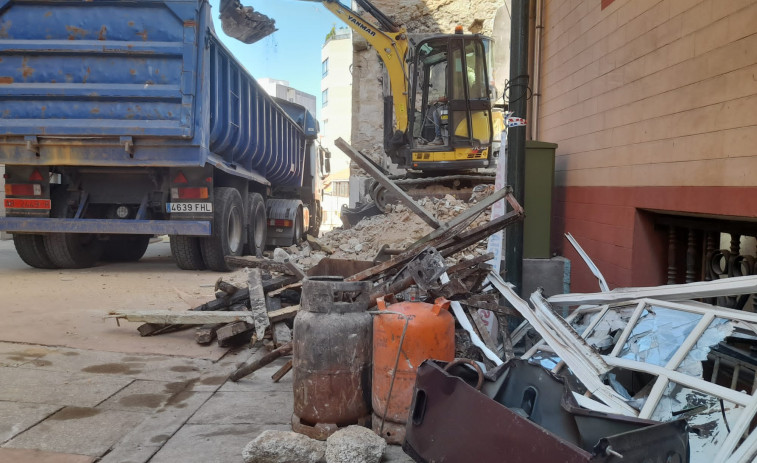 El desescombro de la narcocasa incendiada en Ribeira sufre demora debido al uso de maquinaria pequeña
