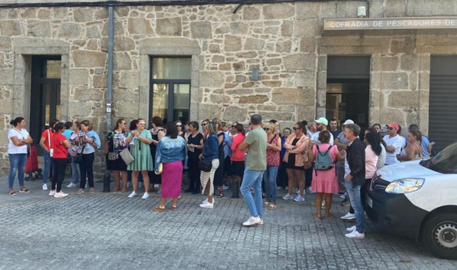 Nueva concentración de mariscadoras ante la Cofradía, al borde de la moción de censura