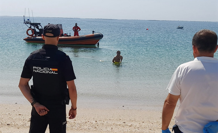 Rescatado un joven que se metió en estado ebrio y desnudo en una playa de Aguiño y no conseguía regresar a la orilla