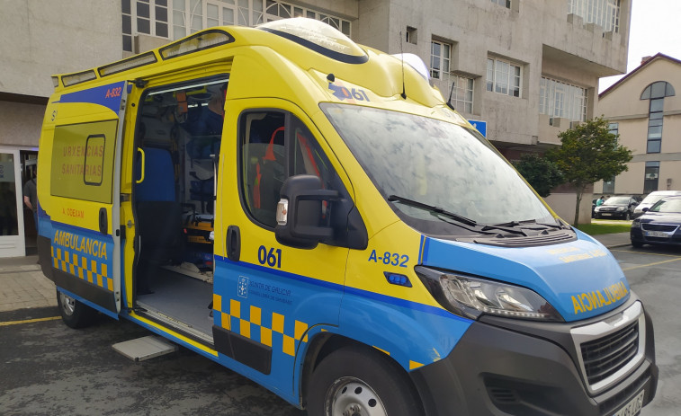 Herido un joven ciclista que fue atropellado por un coche en un paso de peatones en Ribeira