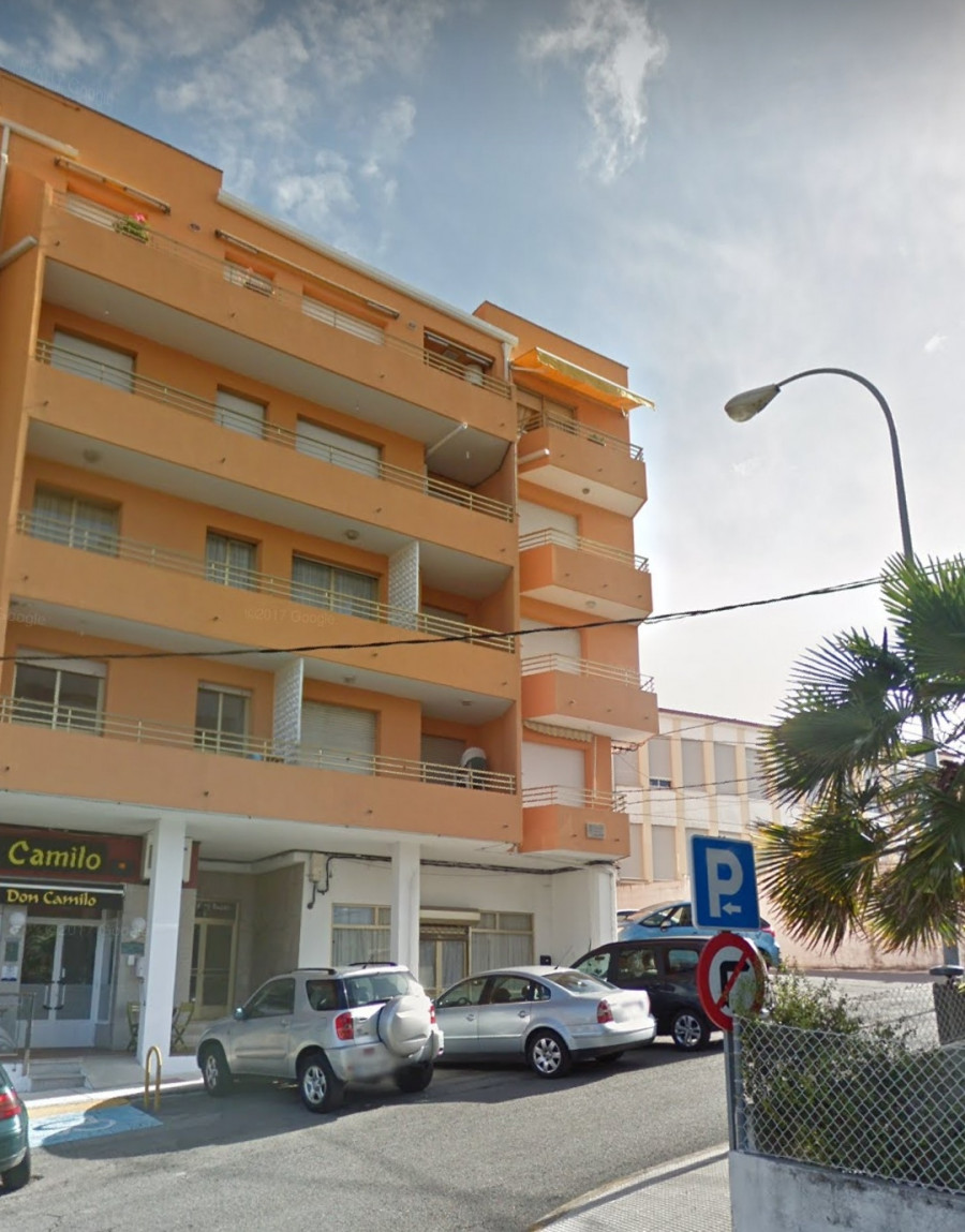 Un incendio en la acometida de un edificio deja sin luz a dos bloques de viviendas en Sanxenxo