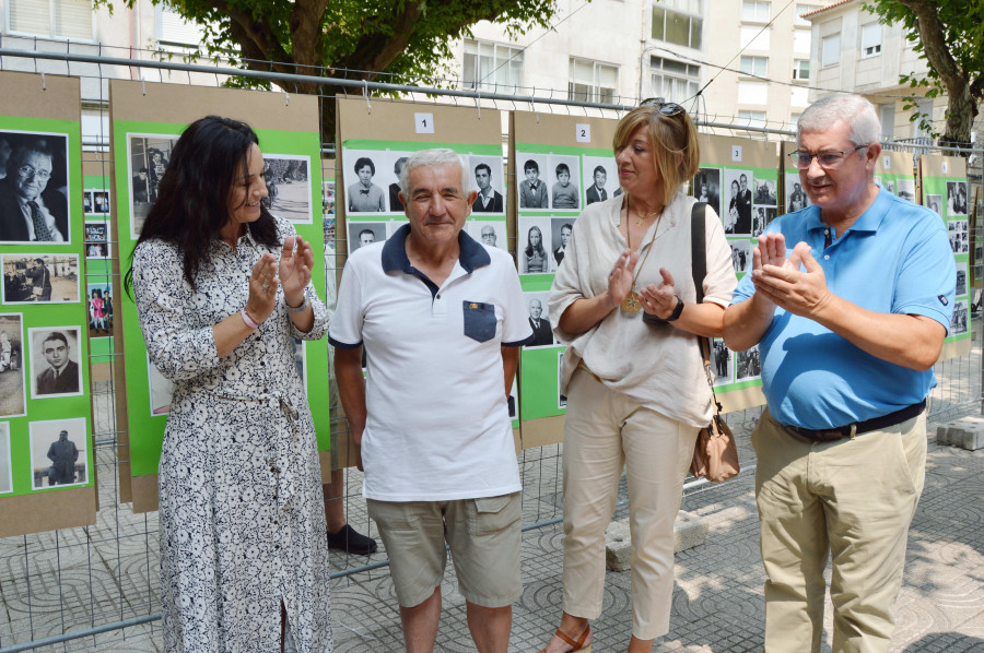 Los familiares de Olimpio Piñeiro recogen la insignia de oro como homenaje a su labor fotográfico