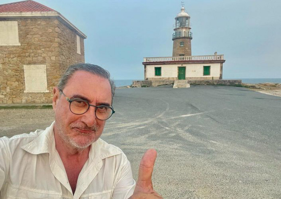 Carlos Herrera se calza las botas para peregrinar por el Camino “A Orixe” desde el Faro de Corrubedo