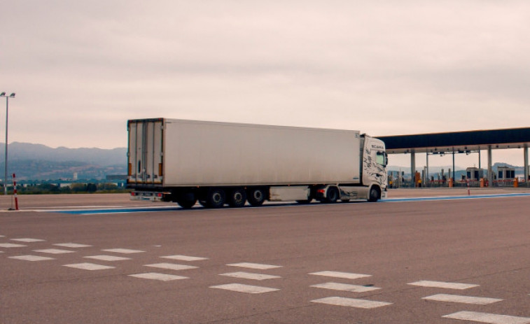 El Gobierno prorroga la bonificación del combustible para transportistas seis meses más