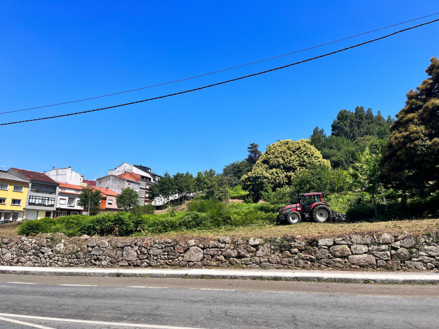 Caldas limpia una parcela para crear 200 aparcamientos