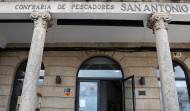 Los críticos de Cambados anuncian medidas legales contra la reposición de la mariscadora en el punto de cribado