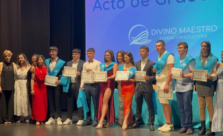 Cuarenta alumnos de las promociones de 2021-2023 del centro de FP Divino Maestro de A Pobra celebran su graduación