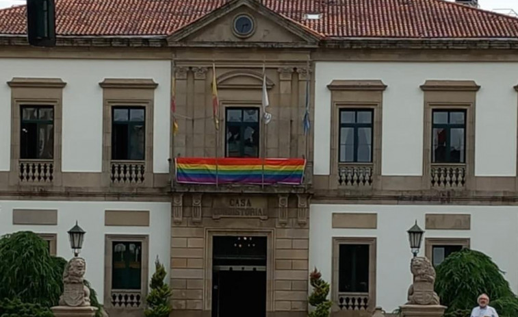 El PSOE insta al PP a que se posicione sobre la bandera LGTBI en Vilagarcía ante la petición de retirada de Vox