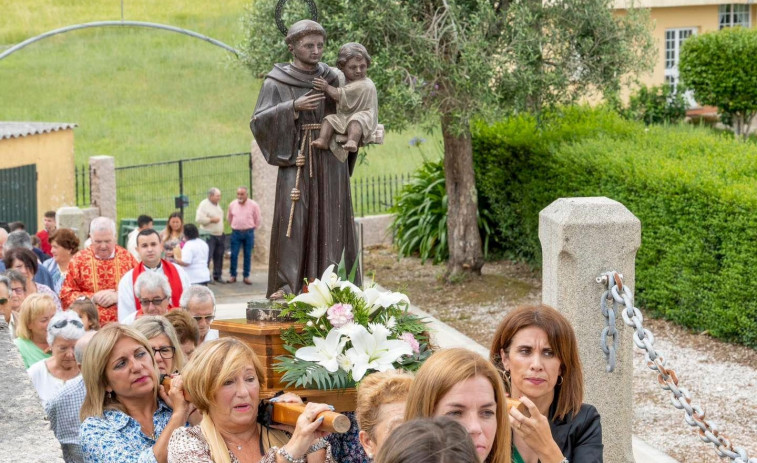 La parroquia de Vilalonga disfruta de sus fiestas patronales en honor a San Pedro