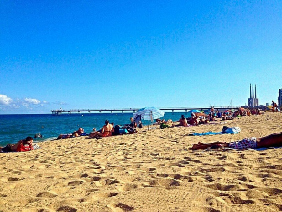 Badalona sancionará con 600 euros la música alta y acampar en la playa