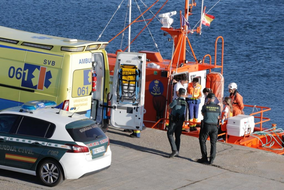 Fallece una mujer en una colisión de una zódiac contra una batea entre Vilanova y A Illa (3)