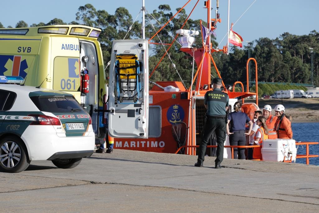 Fallece una mujer en una colisión de una zódiac contra una batea entre Vilanova y A Illa (2)