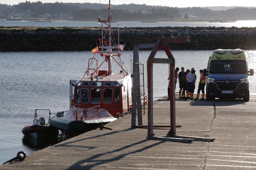 Fallece una mujer en una colisión de una zódiac contra una batea entre Vilanova y A Illa (1)