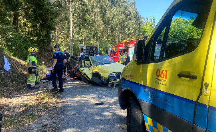 Tres heridos, uno de ellos grave, al volcar el coche descapotable en el que viajaban en Padriñán