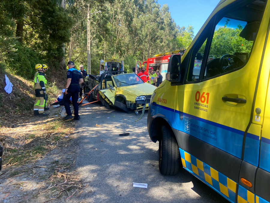 Tres heridos, uno de ellos grave, al volcar el coche descapotable en el que viajaban en Padriñán