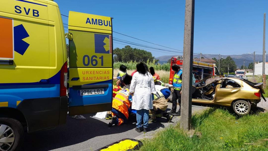 Queda atrapado en su vehículo tras chocar contra una casa en Boiro