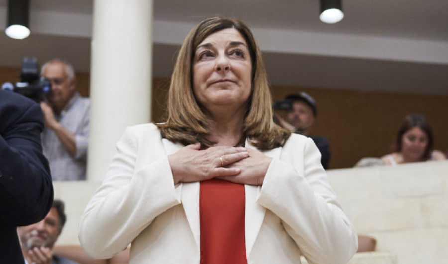 María José Sáenz de Buruaga, investida como primera presidenta de Cantabria gracias a la abstención del PRC