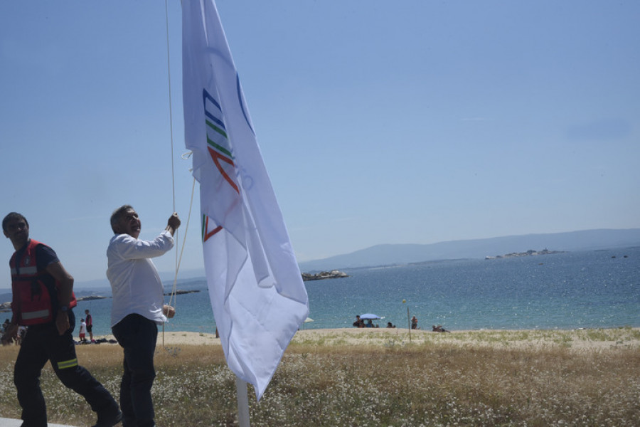 La playa de Coroso ya luce los distintivos de Bandera y Sendero Azul