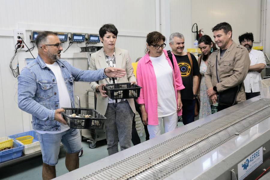 Pontón se compromete en A Illa a luchar por la regeneración de las rías y las condiciones del sector
