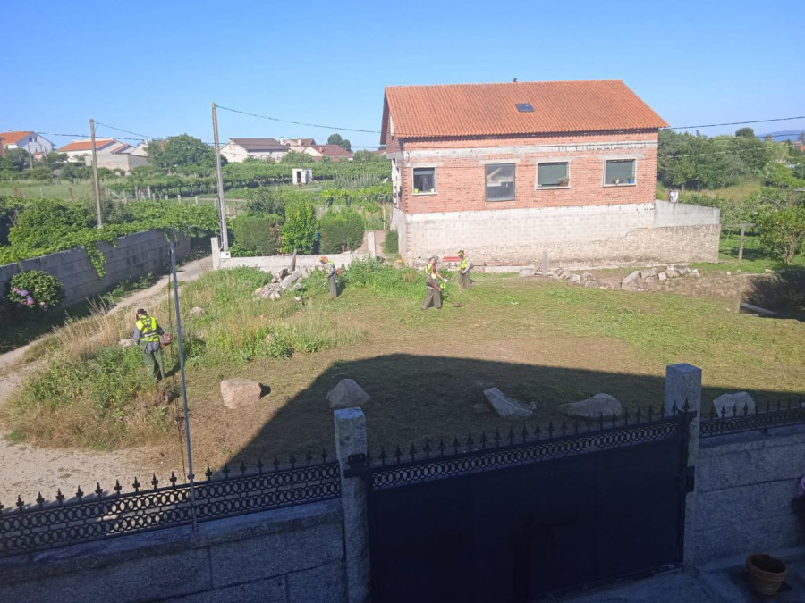 Operarios del Concello limpian el polémico Campo da Fonte en Faxilde