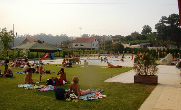 La piscina de Ribadumia abre sus puertas para disfrutar de un baño en las tardes de verano