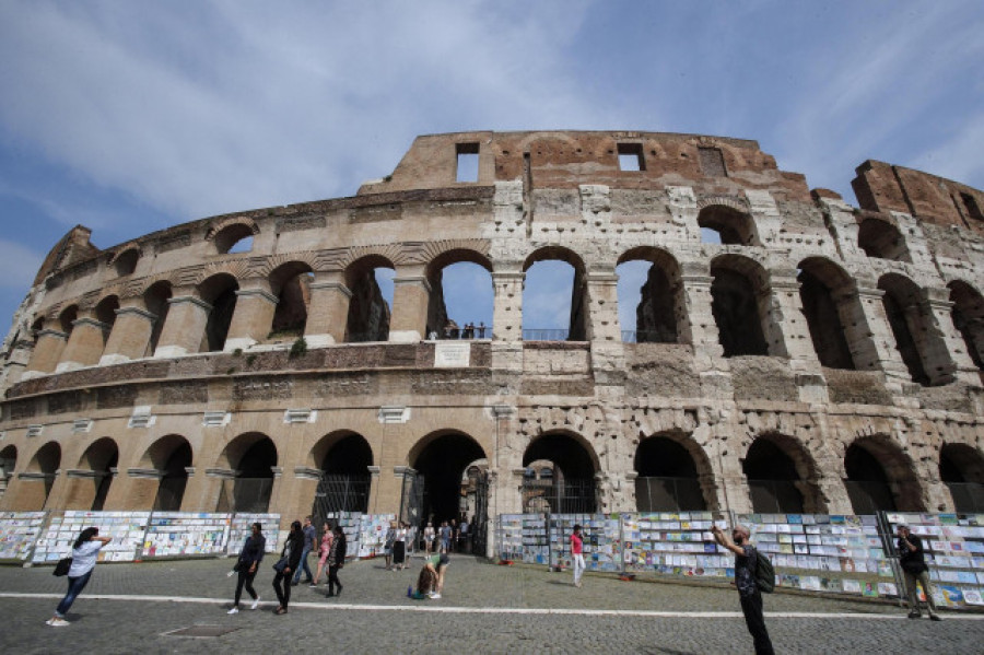 El joven que escribió su nombre en el Coliseo se disculpa: "No sabía que era tan antiguo"