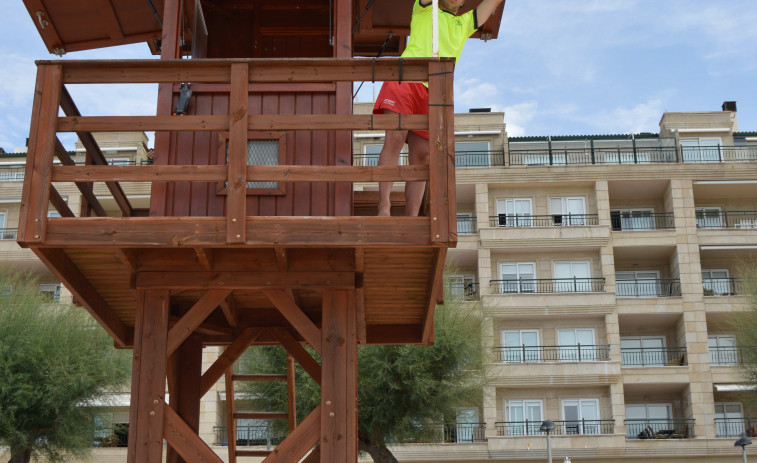 Las playas de Sanxenxo estrenan banderas de socorrismo adaptadas a personas daltónicas