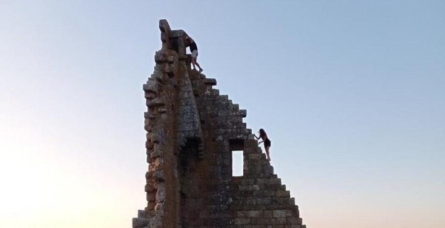 Dos turistas protagonizan un nuevo ataque al patrimonio gallego al escalar la Torre de San Sadurniño