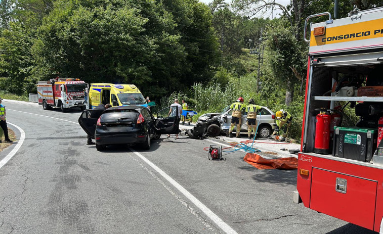 Heridas dos personas, una de ellas grave, en una colisión entre dos coches en las curvas de A Casilla, en Rianxo