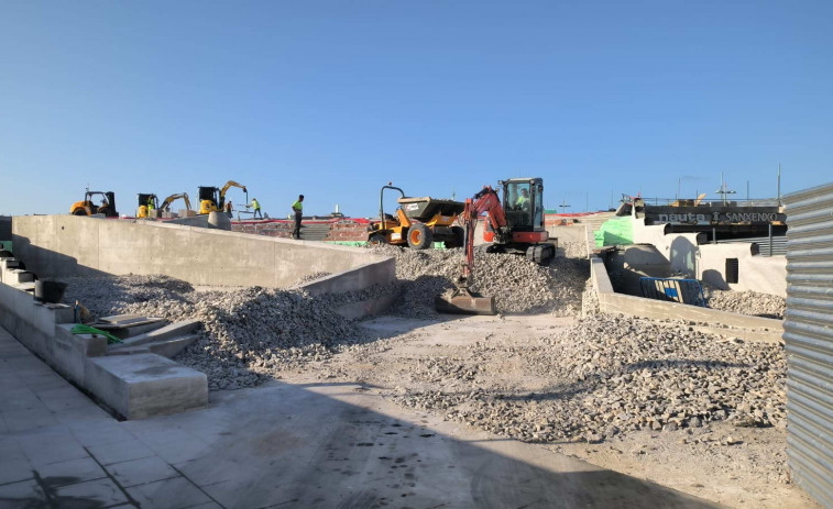 El talud ajardinado de la primera fase del proyecto “Batea en Tierra” de Sanxenxo toma forma