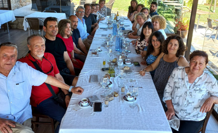 Reportaje | Homenaje al exdirector del colegio de Olveira y a un gran aficionado al ciclismo