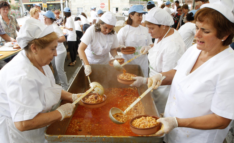 Meis cocina hoy unos 600 kilos de garbanzos para una Festa dos Callos que se prevé multitudinaria