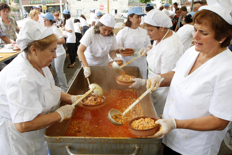 Meis cocina hoy unos 600 kilos de garbanzos para una Festa dos Callos que se prevé multitudinaria