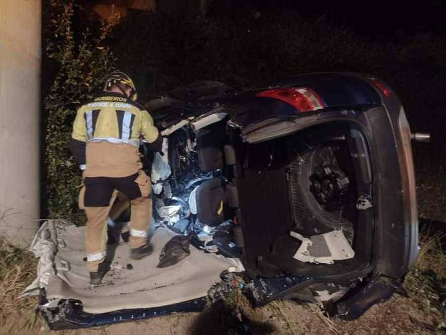 Heridos graves tres jóvenes en un brutal accidente de tráfico al chocar su coche contra un puente de la Autovía do Barbanza