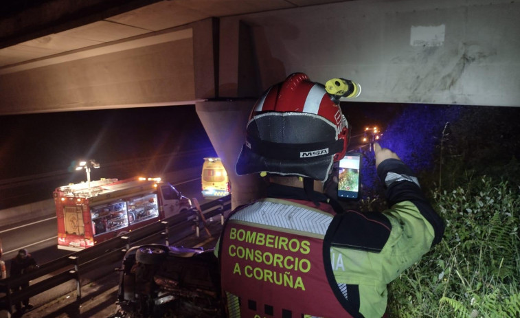 Herido de extrema gravedad un joven tras un brutal accidente en la Autovía do Barbanza, en Boiro