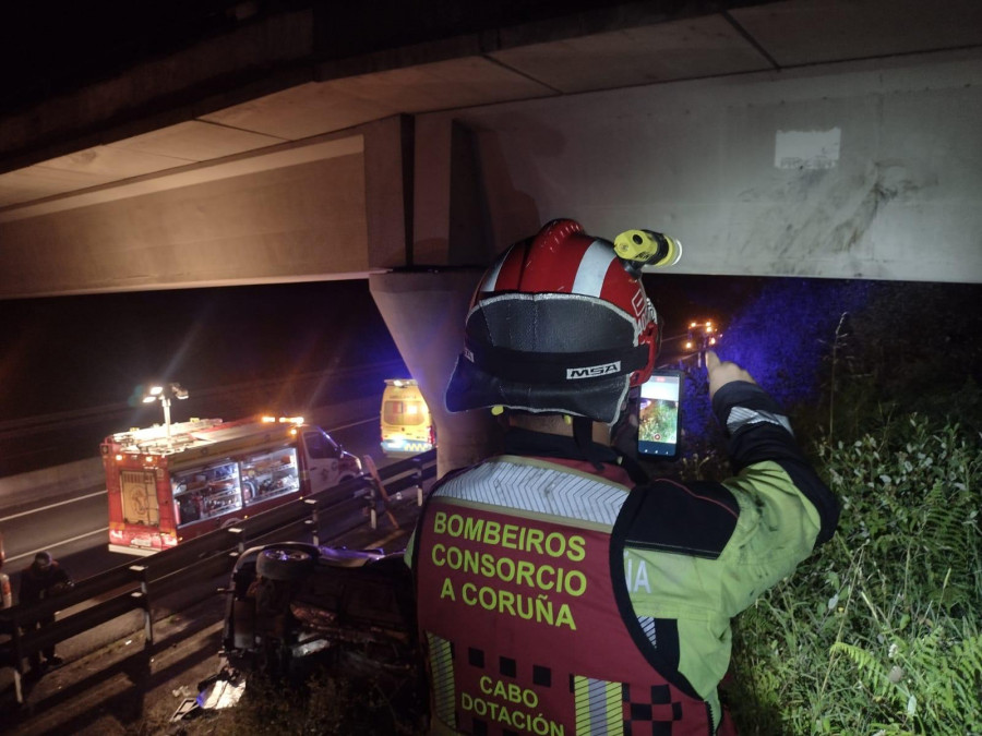 Herido de extrema gravedad un joven tras un brutal accidente en la Autovía do Barbanza, en Boiro