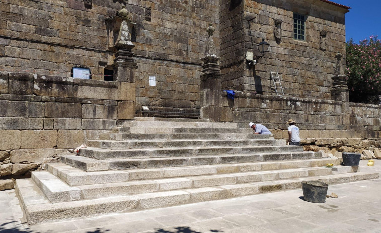 Cambados estrena con la fiesta de San Benito la restaurada escalera de la iglesia de Fefiñáns