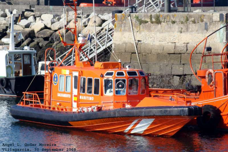 La lancha Salvamar Sargadelos rescató un velero con tres tripulantes que se quedó sin motor en Corrubedo