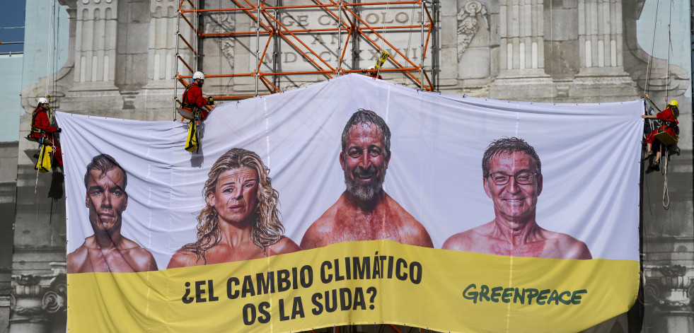Greenpeace despliega una lona en Madrid con Sánchez, Feijóo, Díaz y Abascal 