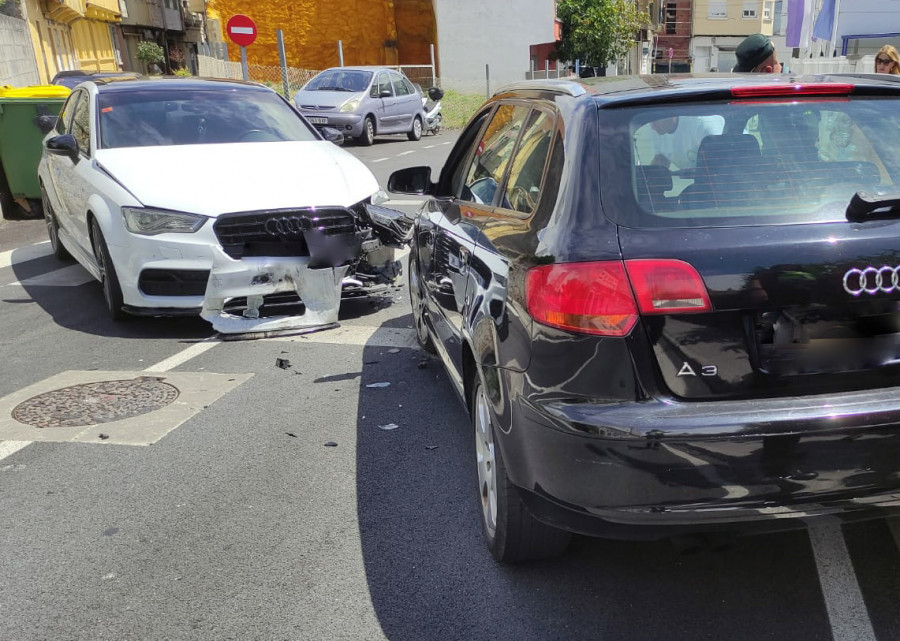 La Rúa Canarias, en pleno centro de Ribeira, permaneció una hora cortada al tráfico por un accidente