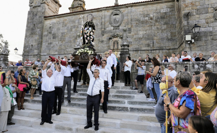 Cambados vive un San Benito especial con la recuperación de la escalera central medio siglo después