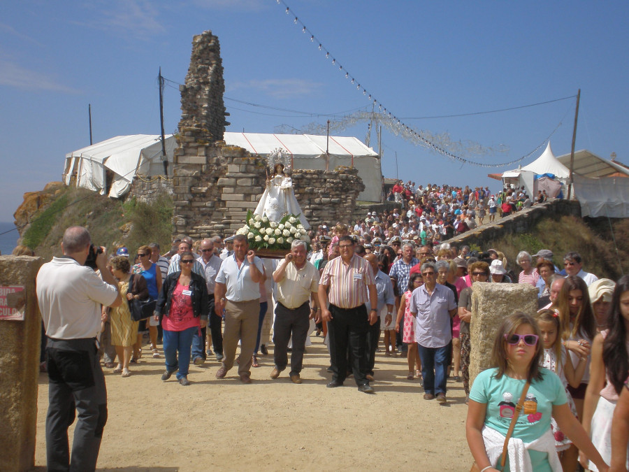 La comisión de fiestas de A Lanzada pone ya a la venta sus décimos de Lotería de Navidad e inicia los preparativos de la Romería